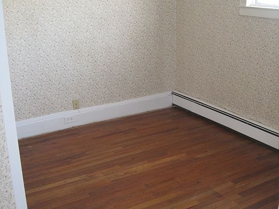 4th image of 474 Glen St APT 1