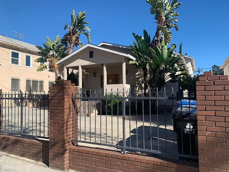 1626 N Alexandria Ave — Photo 2