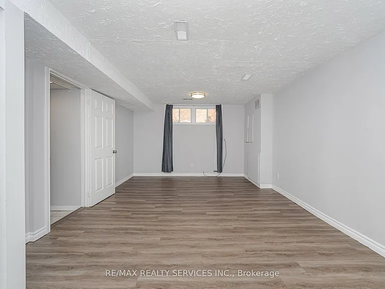 21 Beverley St #LOWER — Photo 8