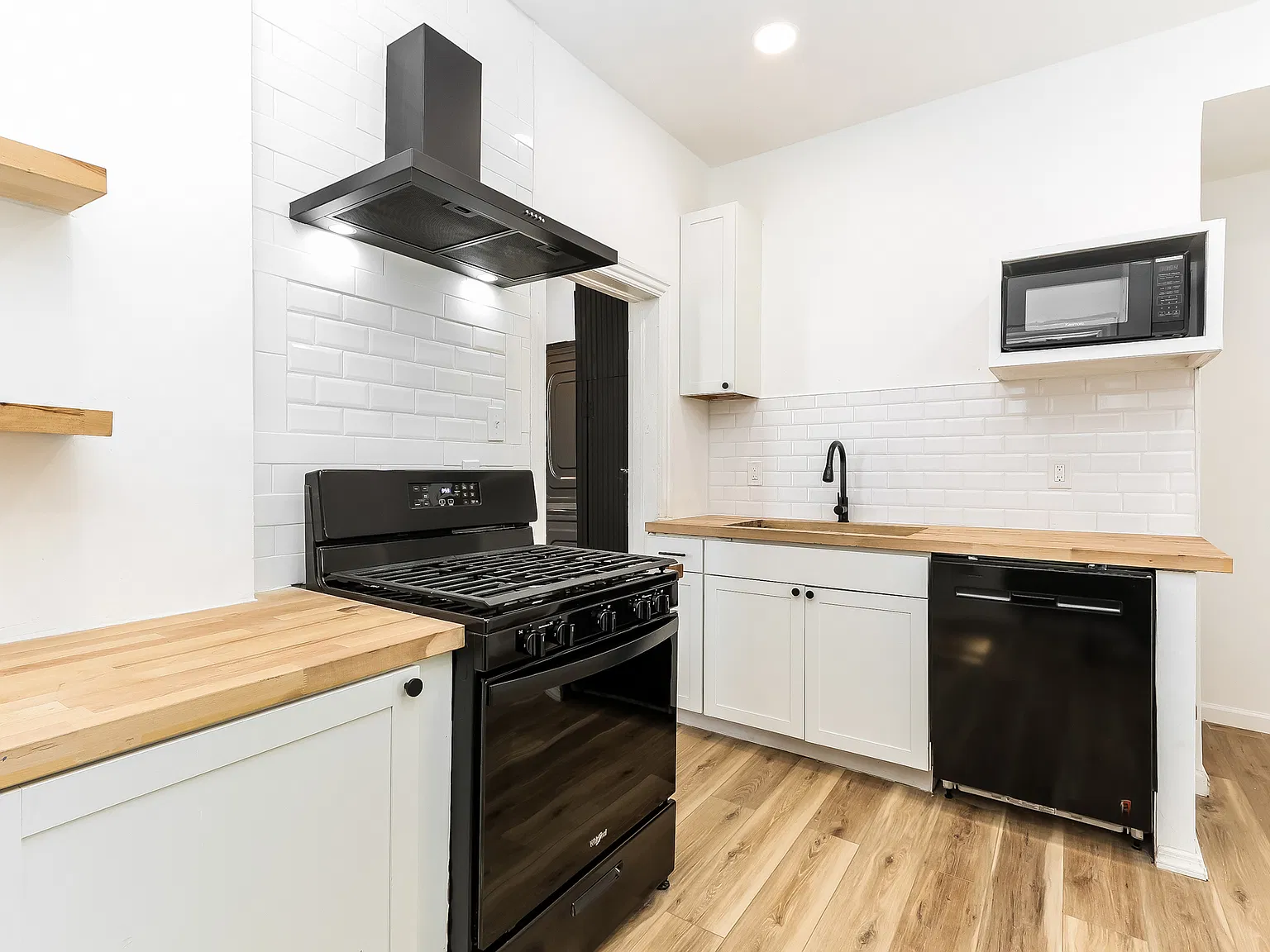 3 bed, 1100 sqft, $2,100 — Photo 3