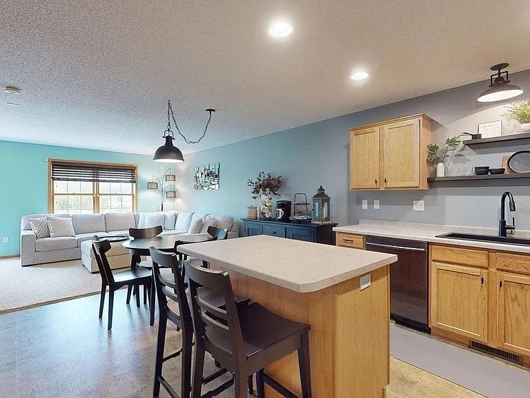3057 Venice Ln NW — Photo 2