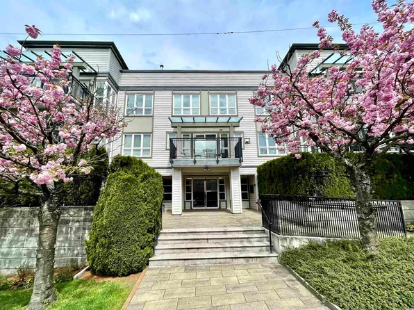 106 Kings Rd #403, North Vancouver, BC V7N