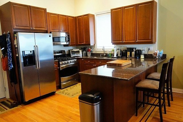1st image of 930 W Cuyler Ave APT 1E