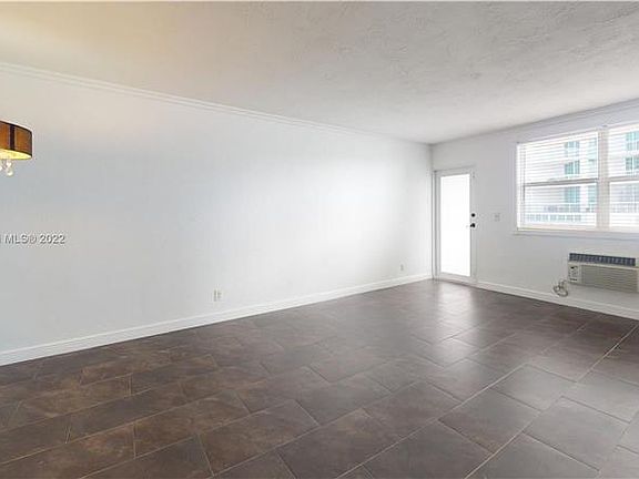 5th image of 505 NE 30th St #Penthouse 3