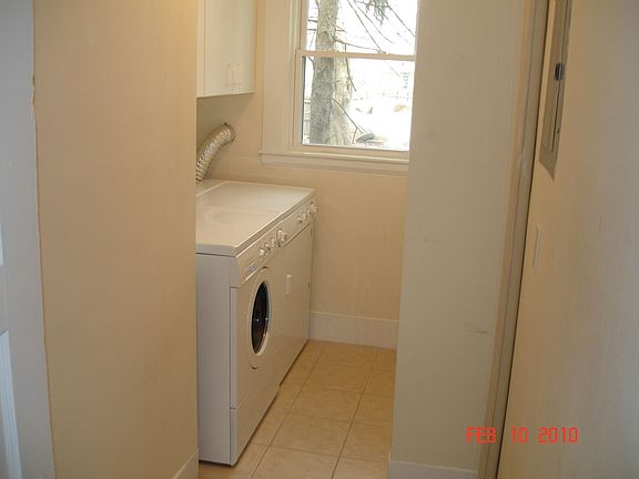 PRIVATE MODERN LAUNDRY ROOM