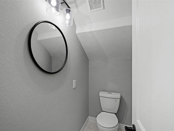 4th image of 202 Ogilvie St