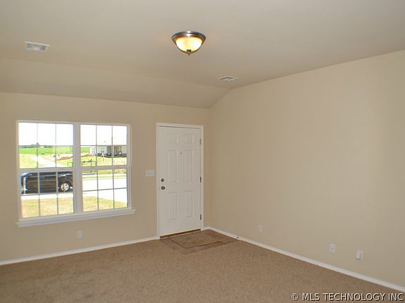 3rd image of 14718 S Hickory Cir