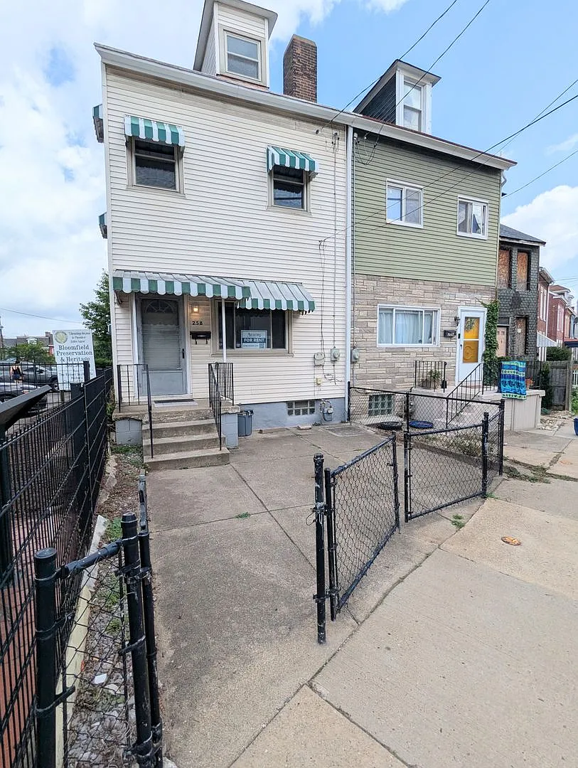 3 Bedroom 1 Bathroom Single Family Home (Bloomfield) — Photo 2