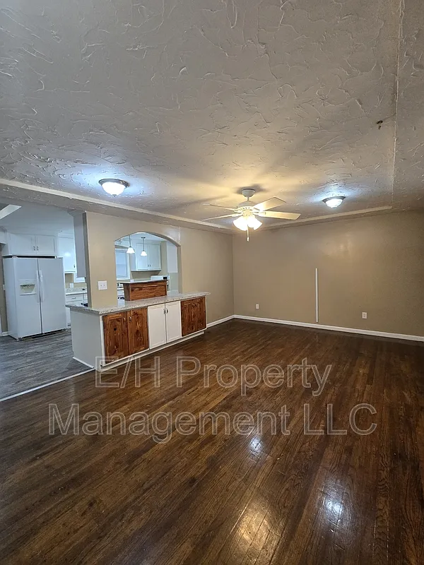 2 bed, 2.0 bath, 1070 sqft, $1,195 — Photo 2