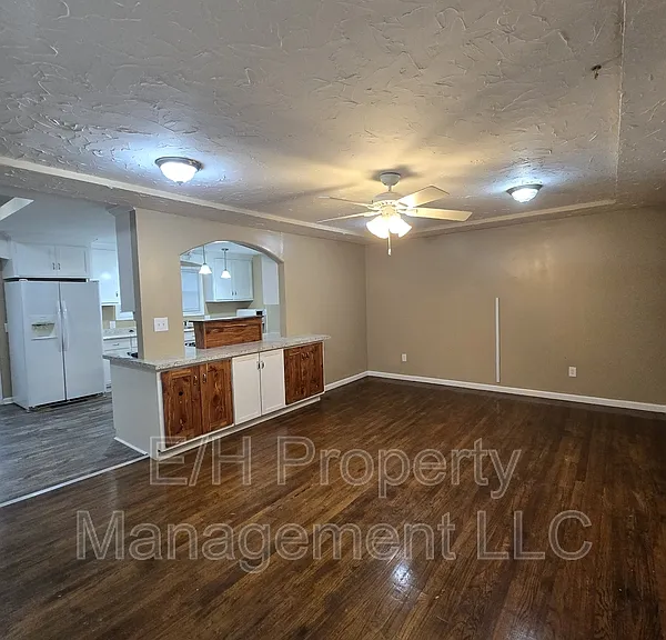635 N Andover Rd — Photo 2