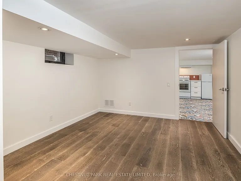 1654 Gerrard St E — Photo 15