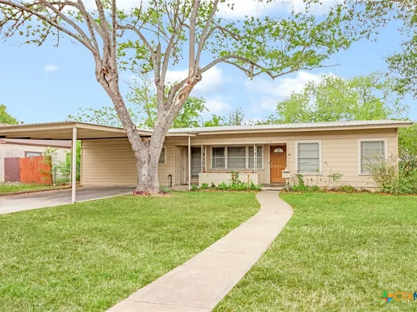1010 E Humphreys St, Seguin, TX 78155
