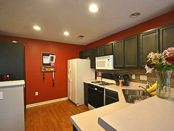 5th image of 323 Pineville Forest Dr