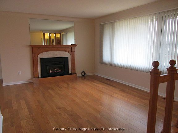 3rd image of 6 E Hampton Rd