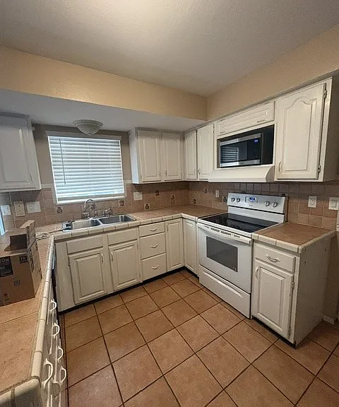 504 Cragmor Rd — Photo 3