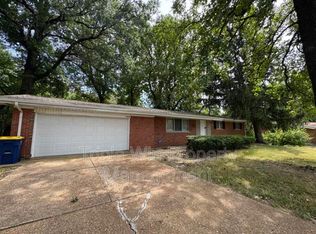 11930 N Ranch Dr, Florissant, MO 63033