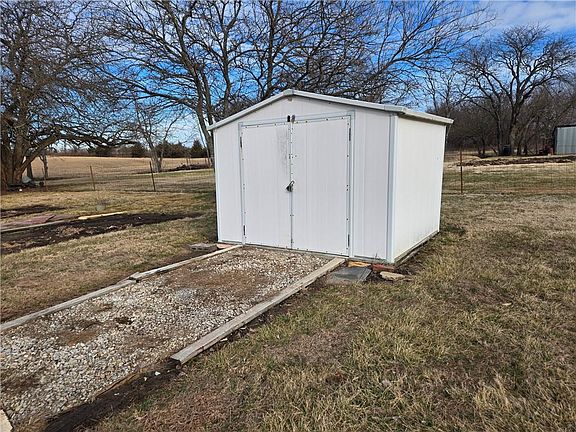 5th image of 32188 Osawatomie Rd