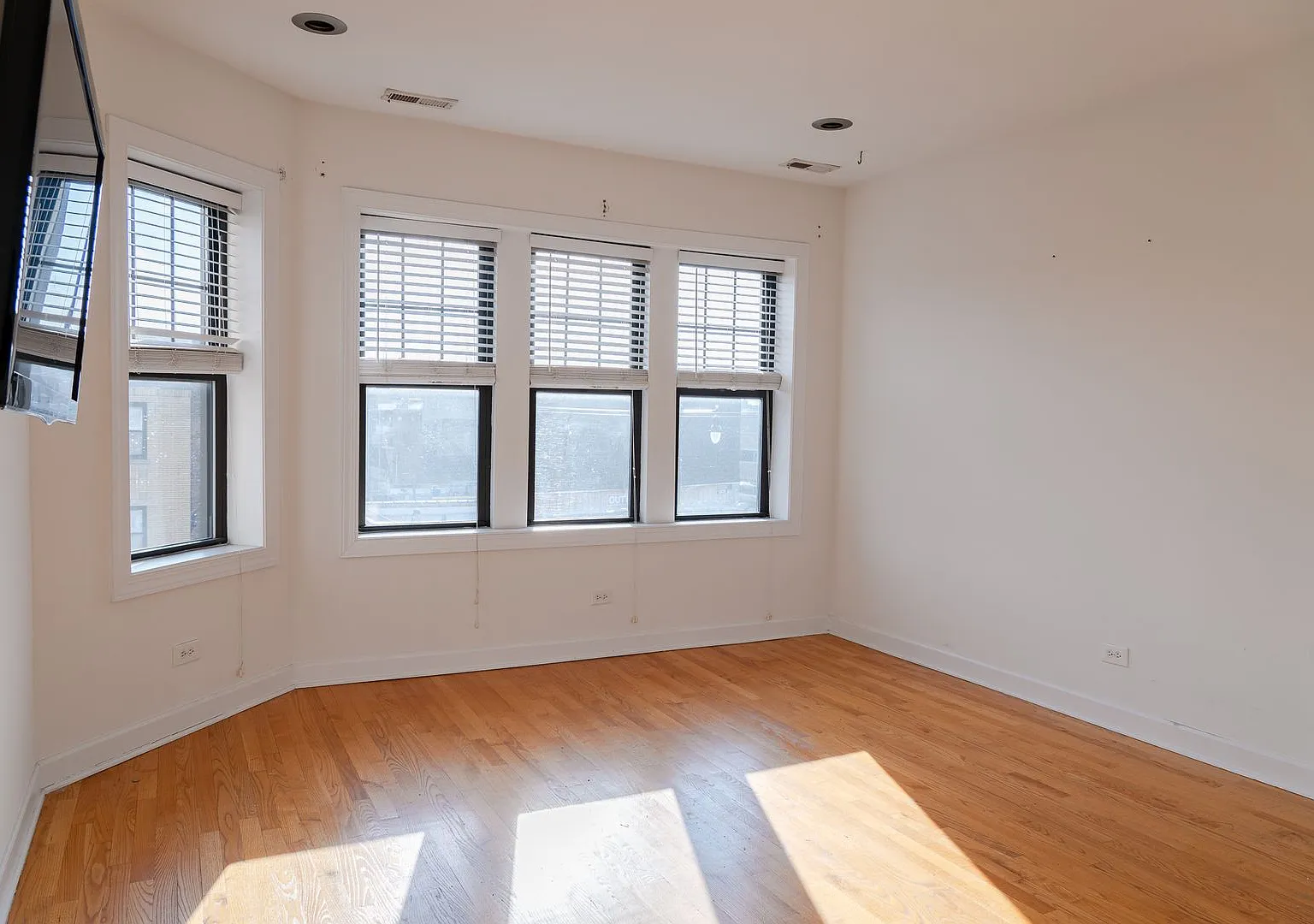North Lincoln Square - 2 Bed / 1 Bath - In Unit Laundry — Photo 4