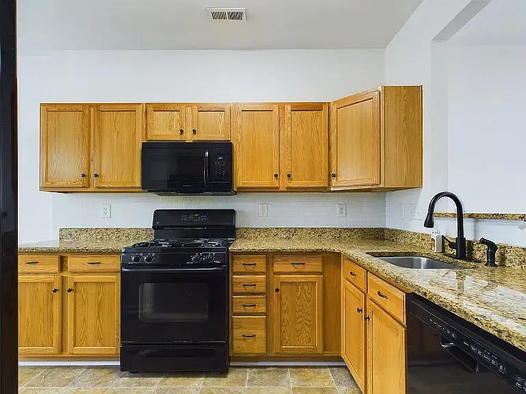 3 bed, 2.5 bath, 1908 sqft, $1,878 — Photo 4