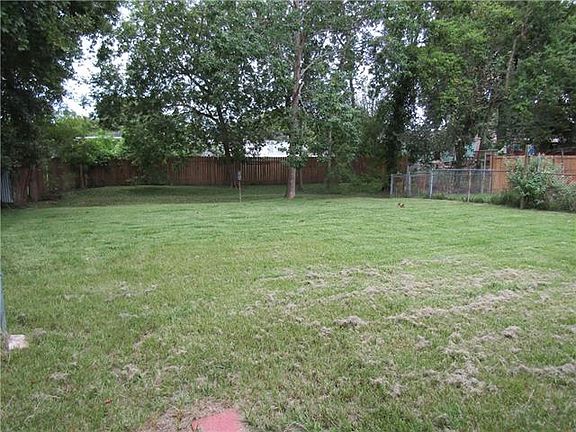 3rd image of 306 River Oaks Dr