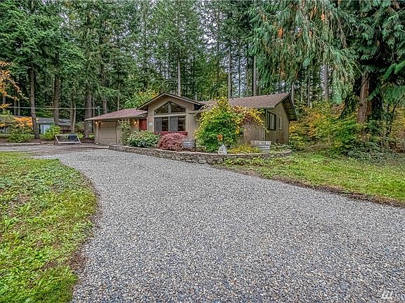 Sweeping circular driveway with plenty of parking