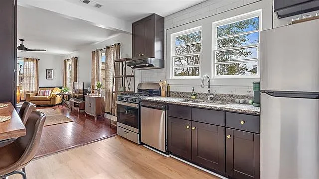 212 E Oak St — Photo 9