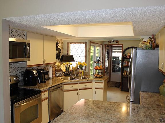4th image of 15 Village Cir