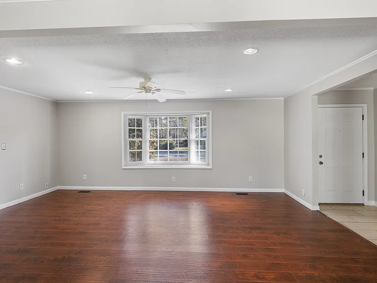 400 Hallmark Rd — Photo 9