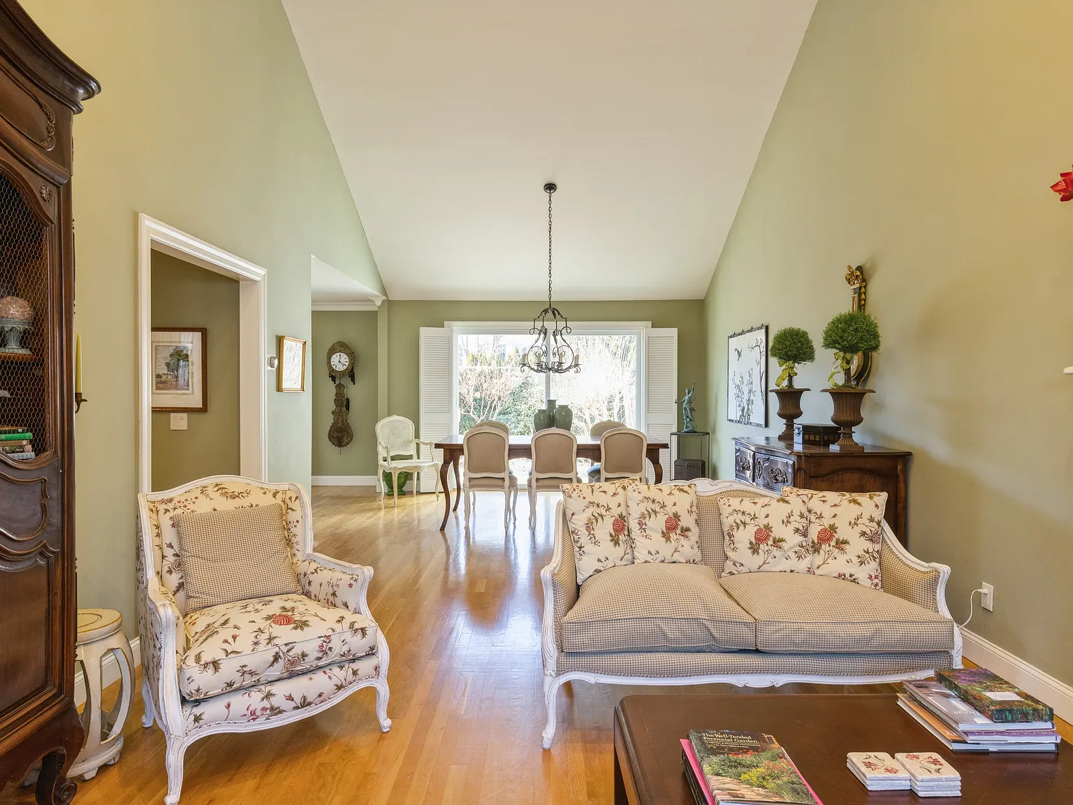 Southampton Village Immaculate French Country Condo — Photo 4