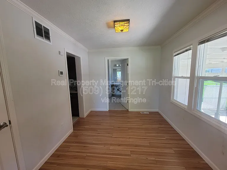 414 Douglass Ave — Photo 5