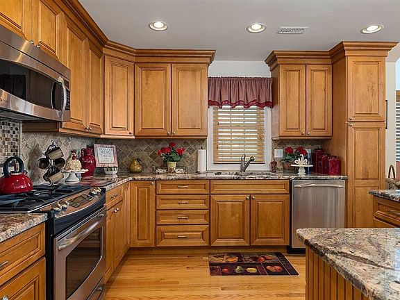 3rd image of 30 76th St W Unit Sea
