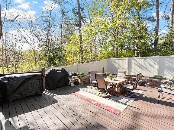 5th image of 15 Kennel Hill Dr