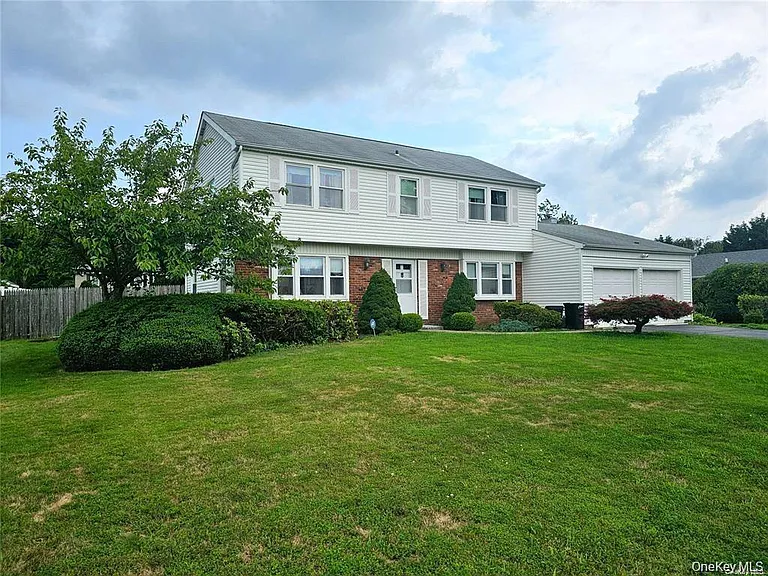 9 Maureen Ln — Photo 2