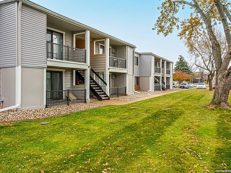 EVERGREEN PLACE — Photo 34