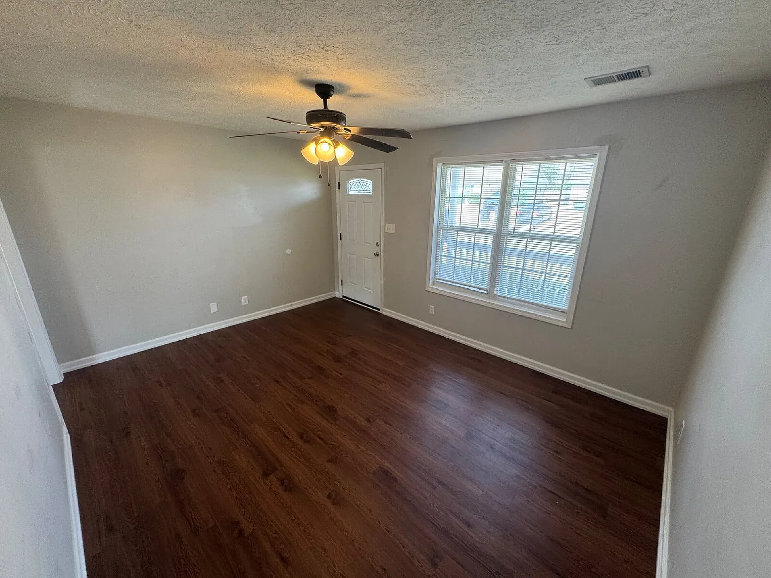 2 bed, 1.0 bath, 852 sqft, $1,095 — Photo 3