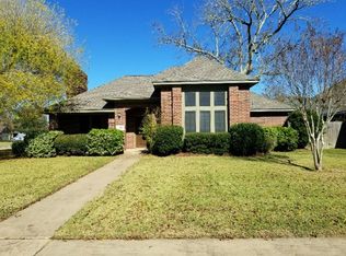 118 Zinnia St, Lake Jackson, TX 77566