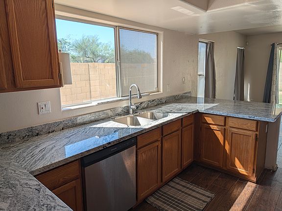 Large and Bright granite kitchen