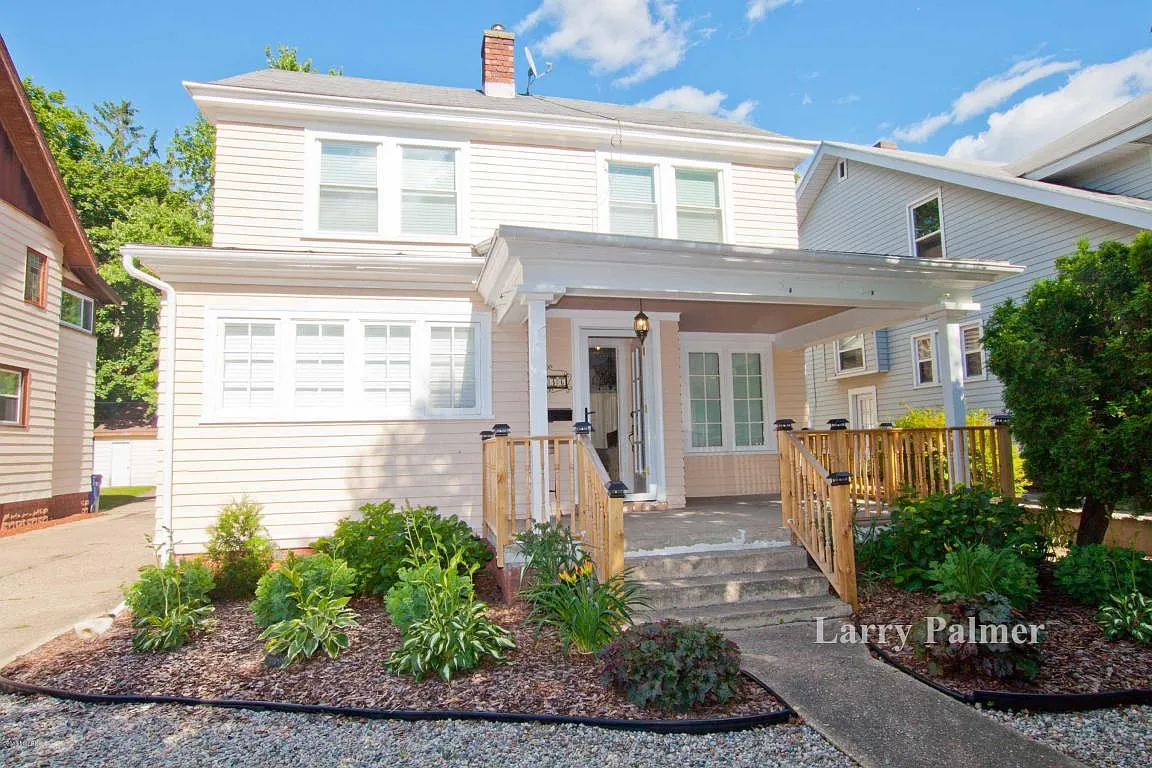 2036 Francis Ave SE photo 1