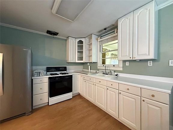 4th image of 740 Helios Ave