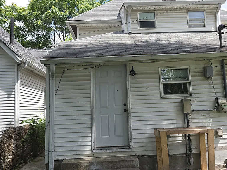 27 E Raymond St — Photo 2