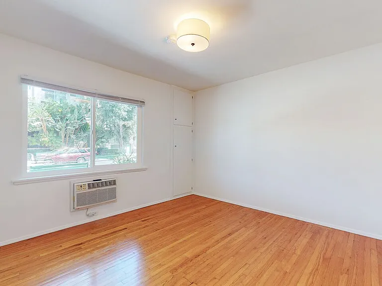 Westwood Hills Apartment — Photo 14