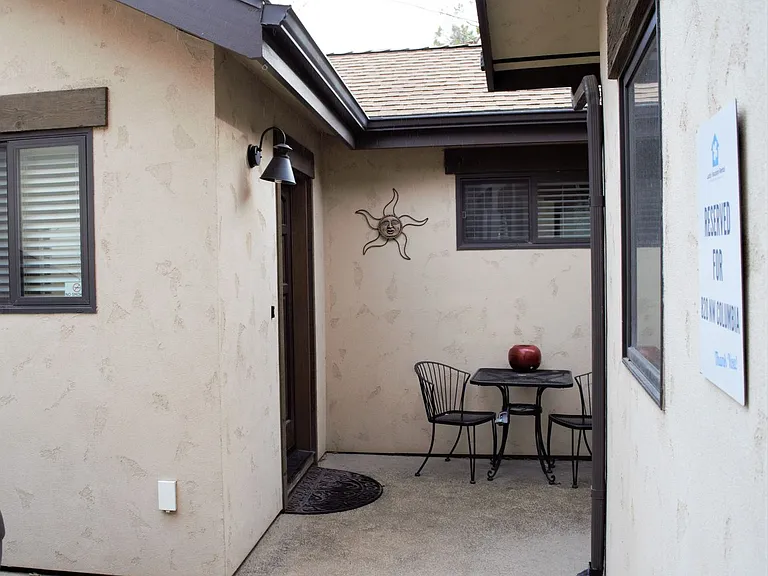 820 NW Columbia St — Photo 1
