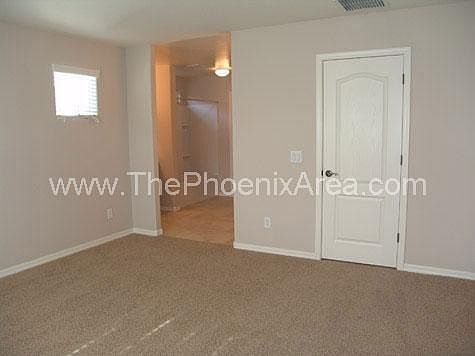 4th image of 4054 E Oakland St