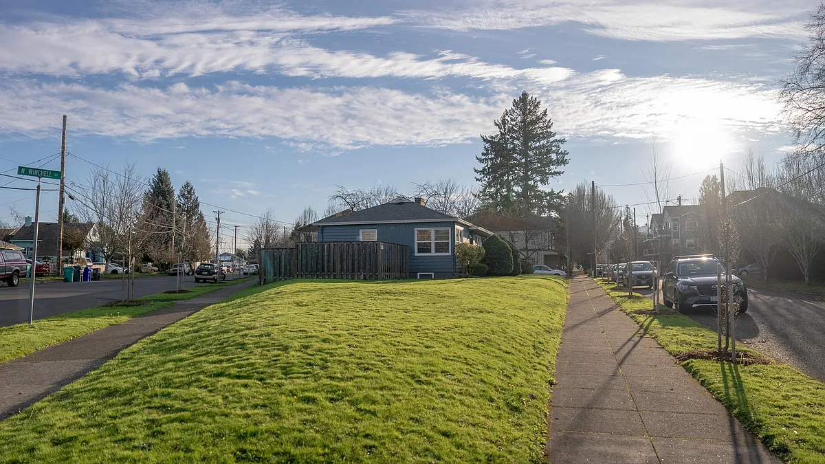 Side yard with plenty of parking - 7712 N Olin Ave #7714