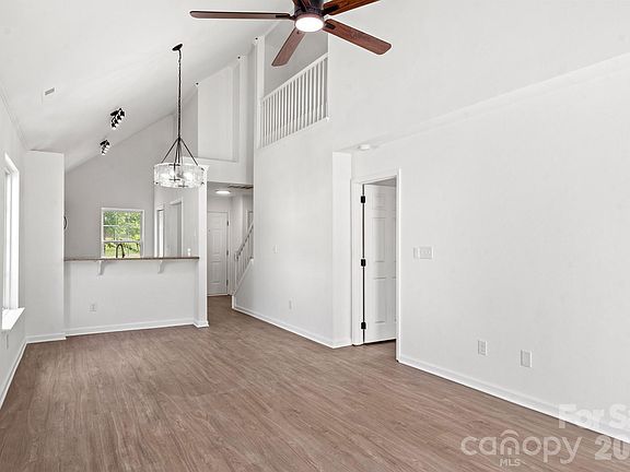 3rd image of 935 Heritage Pkwy