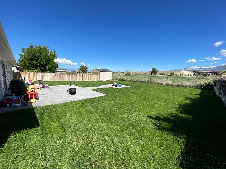 Fully fenced back yard. Shed is included with rental.