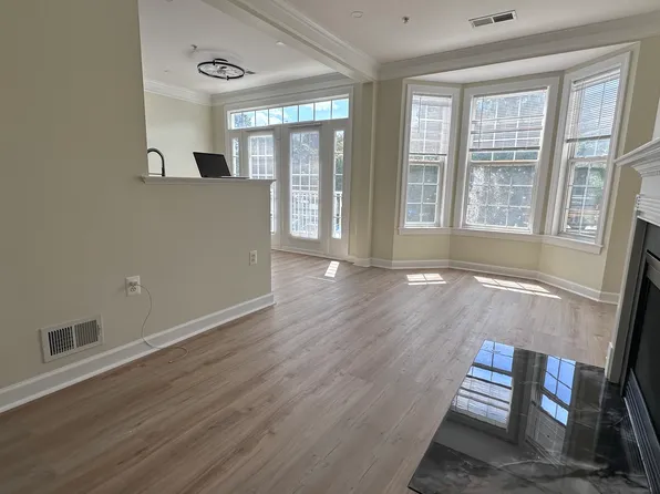 13624 Salk St #119, Oak Hill, VA 20171