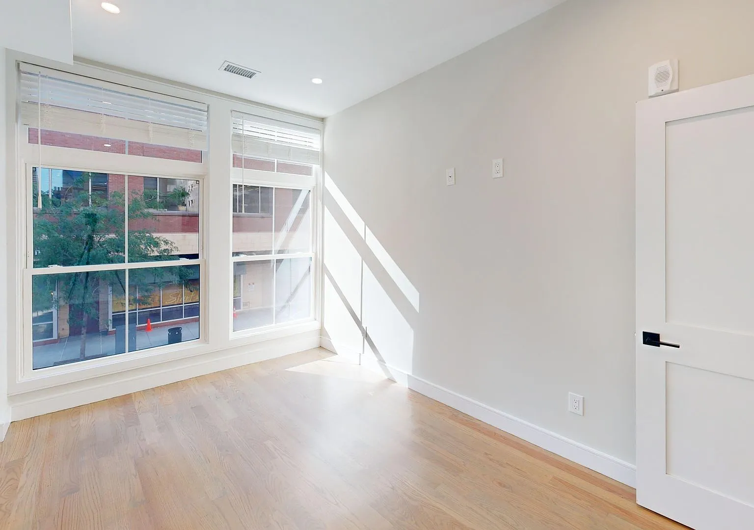 luxure Unit in Theater District, No Brokers Fee, In-Unit Washer and Dryer, High-End Kitchen Appli... — Photo 4