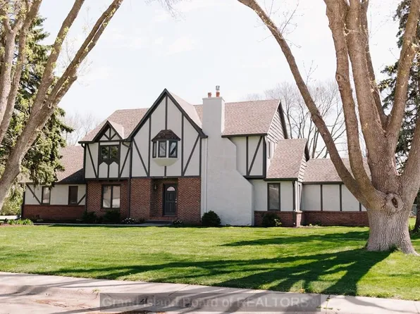 2711 Cottonwood Rd, Grand Island, NE 68801