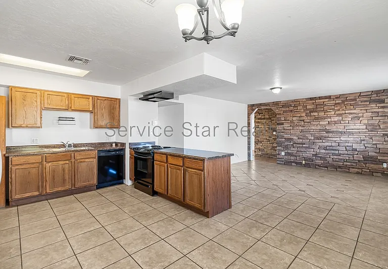1158 W Hillview St — Photo 6